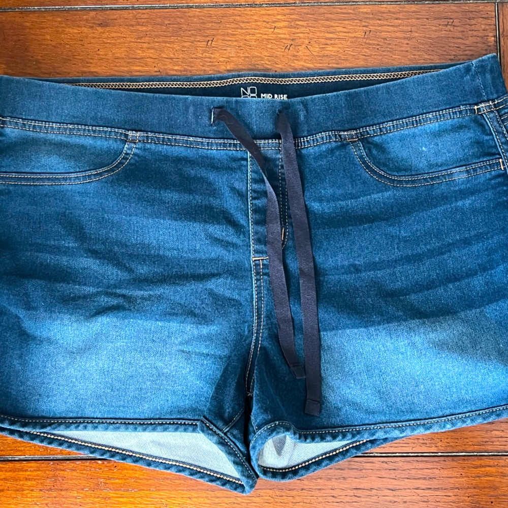 No Boundaries mid rise shorts. Size XL. Great condition, like new.